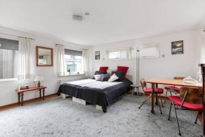 Authentic Dutch Houseboat in Amsterdam Zuid