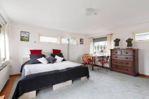 Authentic Dutch Houseboat in Amsterdam Zuid