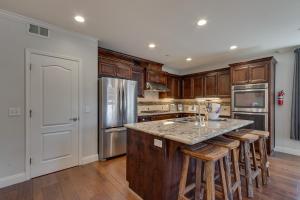 3987 - Upscale Townhouse Walk to Heavenly, Casino and Beach