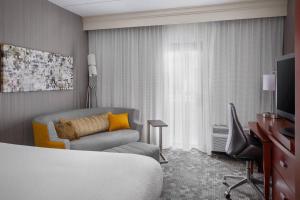 King Room with Sofa Bed room in Courtyard Philadelphia Willow Grove