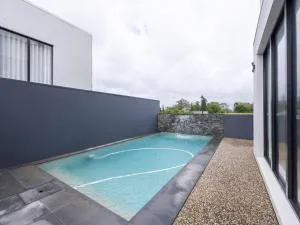 Modern 5BR with Pool Scenic Views and Private Cinema - Burbank