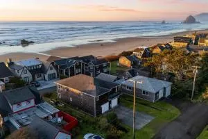 Pacific Breeze Ocean Views Steps to Cannon Beach Airy Coastal Retreat - كانون بيتش