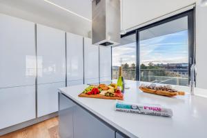 Luxury Penthouse Apartment in Central Milton Keynes with Free Parking, Balcony, Self Check-In, Fast WiFi and Sky TV by Yoko Property