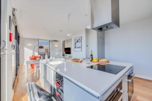 Luxury Penthouse Apartment in Central Milton Keynes with Free Parking, Balcony, Self Check-In, Fast WiFi and Sky TV by Yoko Property