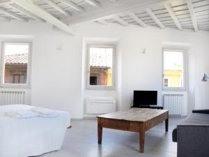 Spacious, Modern, Bright Apartment, near Piazza Navona!