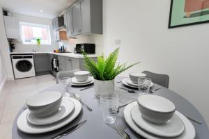 Bright 5 BR, 3 BA, Contractors Relocations Families, Free unlimited Wi-Fi, Parking