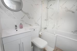 5 bedroom 3 bathroom Parking Contractors Relocations Families, Free high speed unlimited WIFI