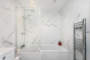 5 bedroom 3 bathroom Parking Contractors Relocations Families, Free high speed unlimited WIFI