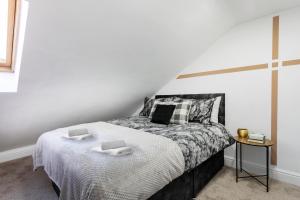 Stylish 5-BR Home, 3 Bathrooms Sleeps 7, Free Super Fast Wi-Fi & FREE Parking