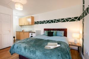 Spacious & Sleek 5 BR, 3 BA, Contractors Relocations Families, Free unlimited Wi-Fi, Parking