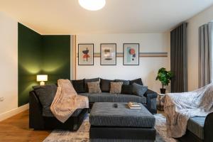 Stunning & Sleek 5-BDR 3-Baths Home, Guests 7 with Free Wi-Fi, Parking