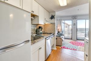 Cozy Beachfront Condo with WiFi, Views and Pool Access