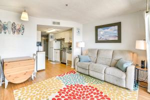 Cozy Beachfront Condo with WiFi, Views and Pool Access