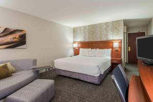 King Room with Sofa Bed - Hearing Accessible room in Courtyard Knoxville Cedar Bluff