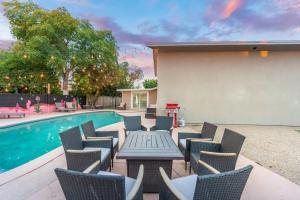 6 Br Resort Style Home Pool Game Room Fire Pit