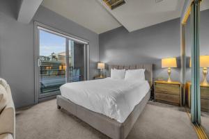 Modern Studio in the Heart of Historic Downtown!