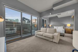 Modern Studio in the Heart of Historic Downtown!