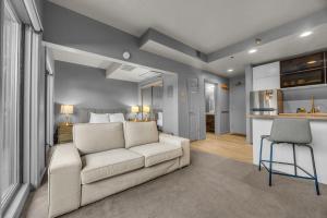 Modern Studio in the Heart of Historic Downtown!