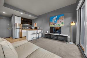 Modern Studio in the Heart of Historic Downtown!