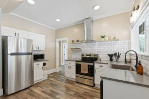 Stunning Craftsman Home in Manito FREE parking