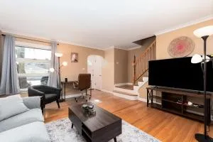 Charming Oak Park Retreat - Broadview