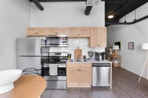 Urban Modern Living Downtown w Free Coffee and WiFi