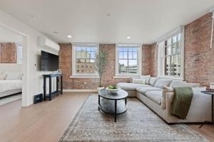 Spacious Apartment with King Beds - J and K on Main