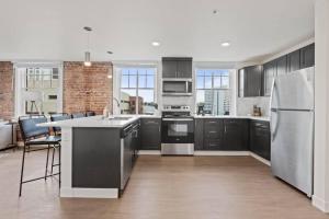 Spacious Apartment with King Beds - J and K on Main