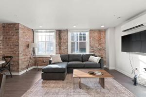 King Bed - J and K on Main Luxury Apartment 306