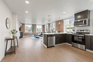 Spacious Apartment with King Beds - J and K on Main