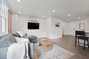 King Beds J and K on Main Luxury Apartment 406