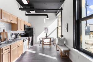 Designer Loft Downtown with WiFi 210