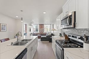 Stay Downtown! Coffee, Brunch, Walk to Everything 305