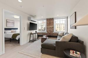 Stay Downtown! Coffee, Brunch, Walk to Everything 305