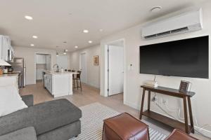 Stay Downtown! Coffee, Brunch, Walk to Everything 305