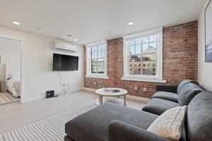 King Bed J and K on Main Luxury Apartment 402