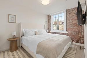 King Bed J and K on Main Luxury Apartment 402