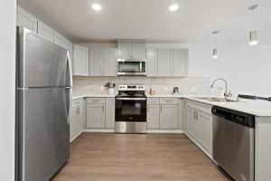 King Bed J and K on Main Luxury Apartment 403