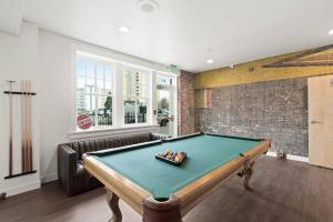 King Bed J and K on Main Luxury Apartment 403