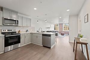 King Bed J and K on Main Luxury Apartment 403