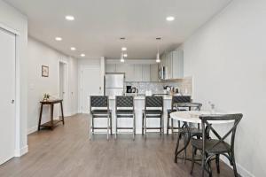 King Bed J and K on Main Luxury Apartment 403