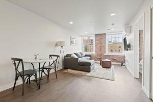 King Bed J and K on Main Luxury Apartment 403