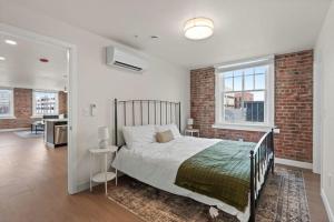 Luxury w King Beds, Pool Table, Central Downtown!