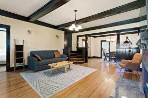 Quaint South Hill Home w Luxury King Bed and Wifi