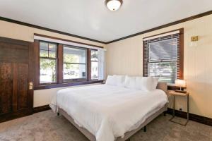 Quaint South Hill Home w Luxury King Bed and Wifi