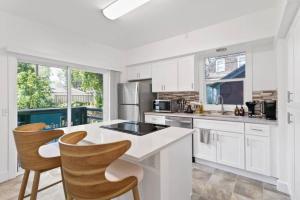 Quaint South Hill Home w Luxury King Bed and Wifi