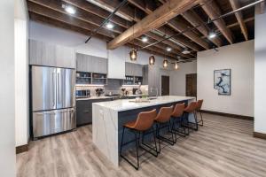 Walkable Downtown Loft with King Bed & Self Check in