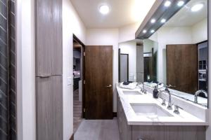 Walkable Downtown Loft with King Bed & Self Check in