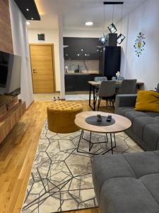 Square In - FREE GARAGE-