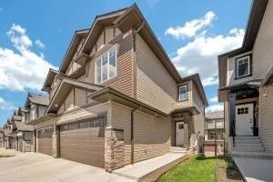 Modern comfort in Laurel Edmonton 3 BR 2 & Half BTHR Full Kitchen 2 King Beds 1 Queen BED Double Car attached garage - Edmonton